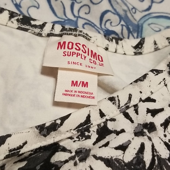 2/$15 NWT Daisy Print Crop Top - Picture 5 of 5